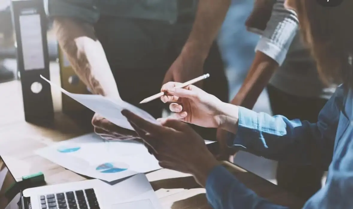 旅游你追我赶情侣怎么拍